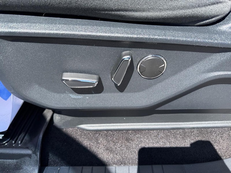Ford F-150 Vehicle Full-screen Gallery Image 17
