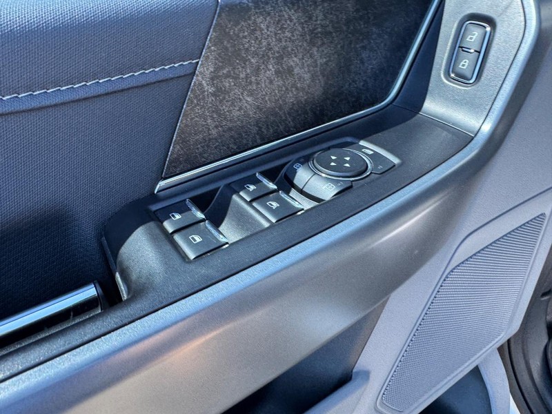 Ford F-150 Vehicle Full-screen Gallery Image 18