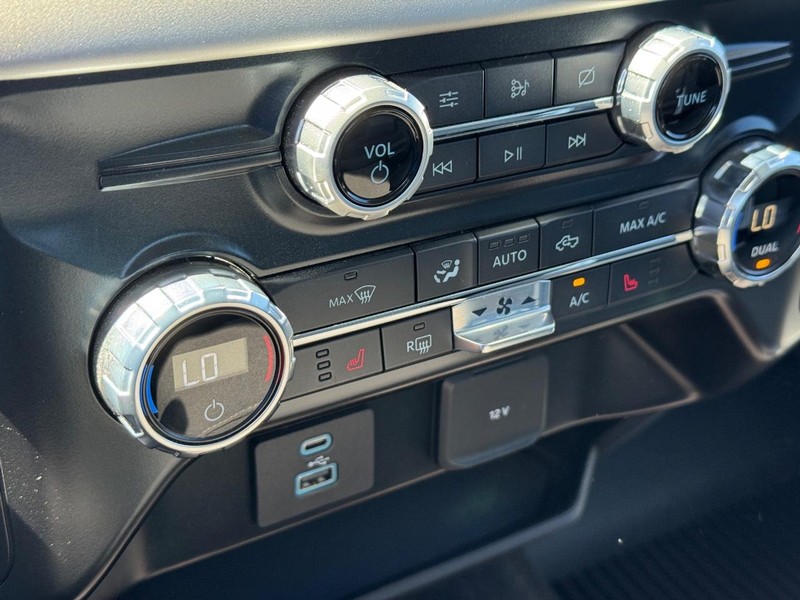 Ford F-150 Vehicle Full-screen Gallery Image 23