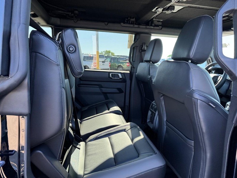 Ford Bronco Vehicle Full-screen Gallery Image 13
