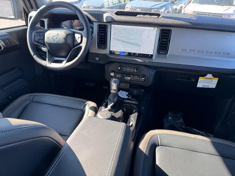 Ford Bronco Vehicle Full-screen Gallery Image 14