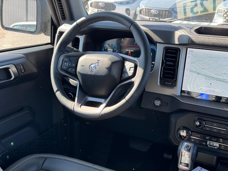 Ford Bronco Vehicle Full-screen Gallery Image 15