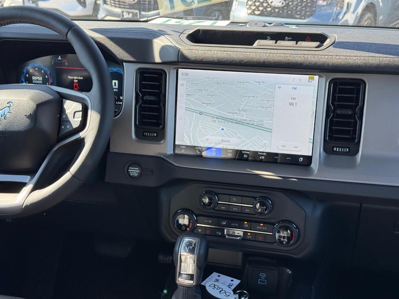 Ford Bronco Vehicle Full-screen Gallery Image 16