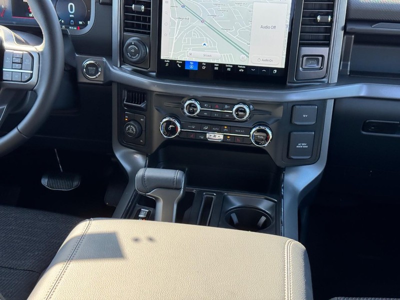 Ford F-150 Vehicle Full-screen Gallery Image 17