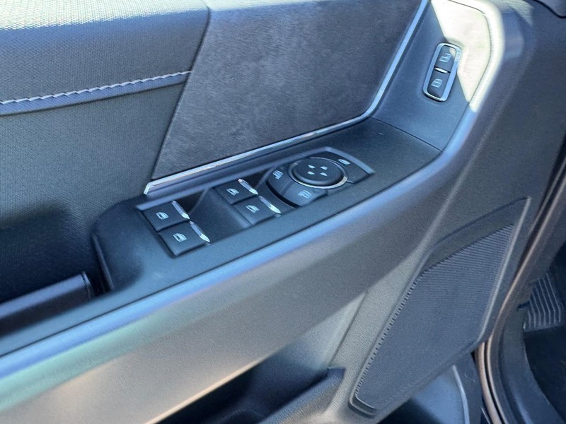 Ford F-150 Vehicle Full-screen Gallery Image 19