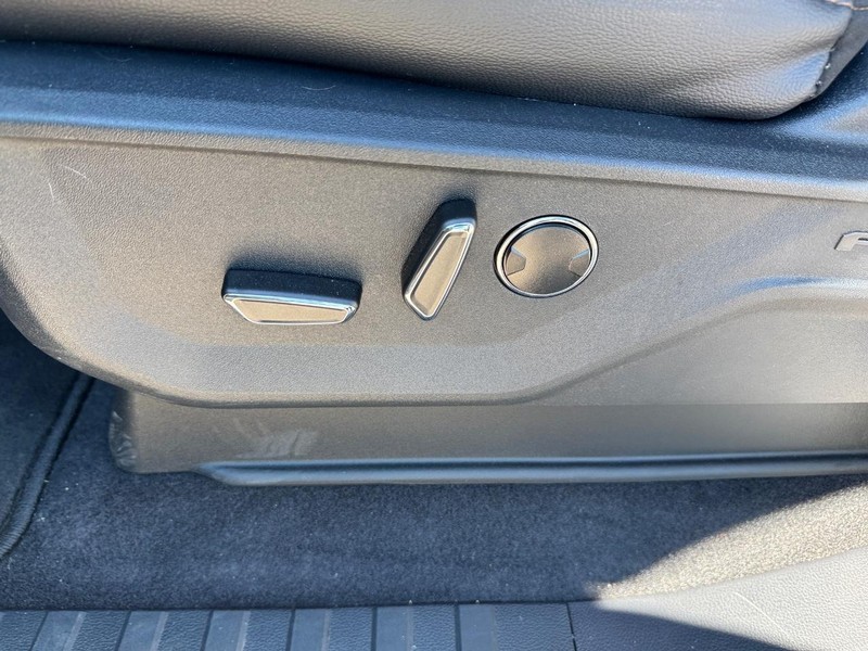 Ford F-150 Vehicle Full-screen Gallery Image 18