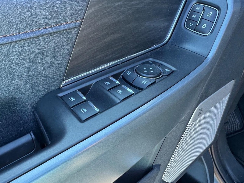 Ford F-150 Vehicle Full-screen Gallery Image 19
