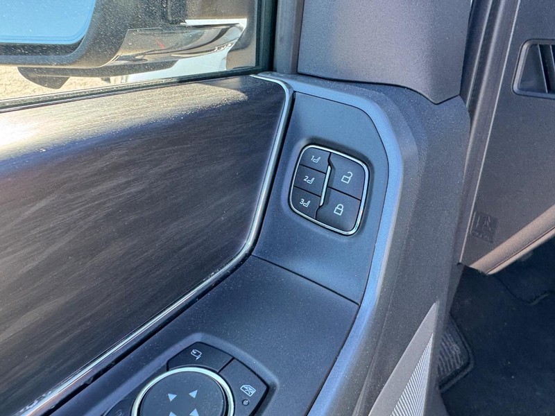 Ford F-150 Vehicle Full-screen Gallery Image 20