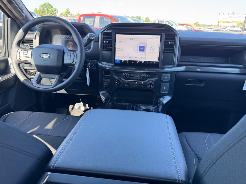 Ford F-150 Vehicle Full-screen Gallery Image 14