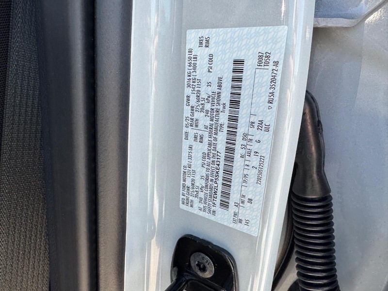 Ford F-150 Vehicle Full-screen Gallery Image 24