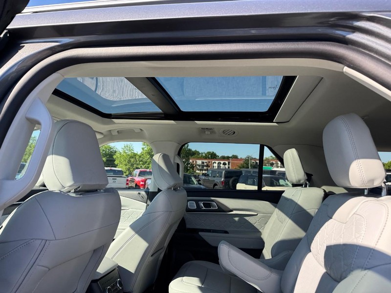 Ford Explorer Vehicle Full-screen Gallery Image 13