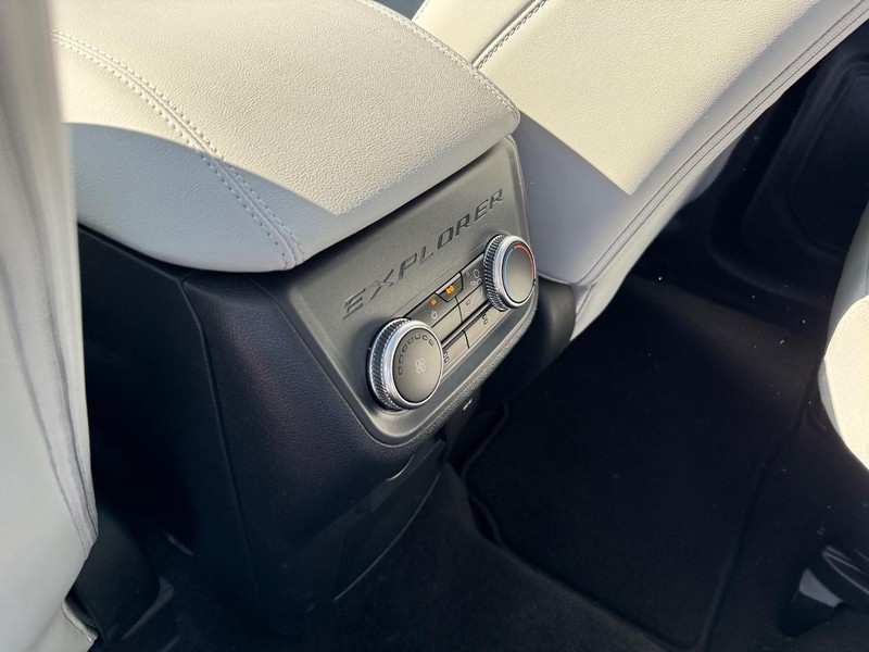 Ford Explorer Vehicle Full-screen Gallery Image 14