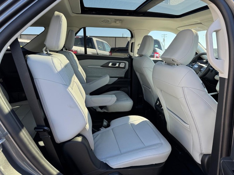 Ford Explorer Vehicle Full-screen Gallery Image 16