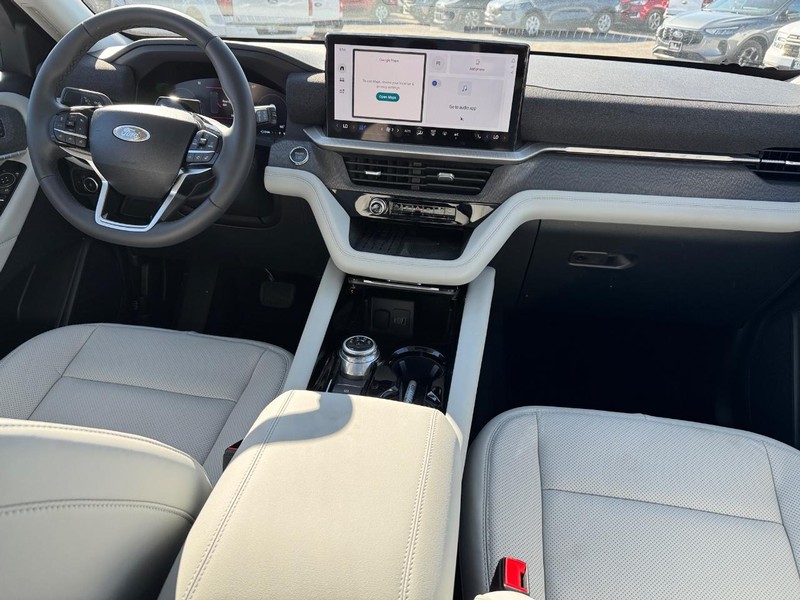 Ford Explorer Vehicle Full-screen Gallery Image 17