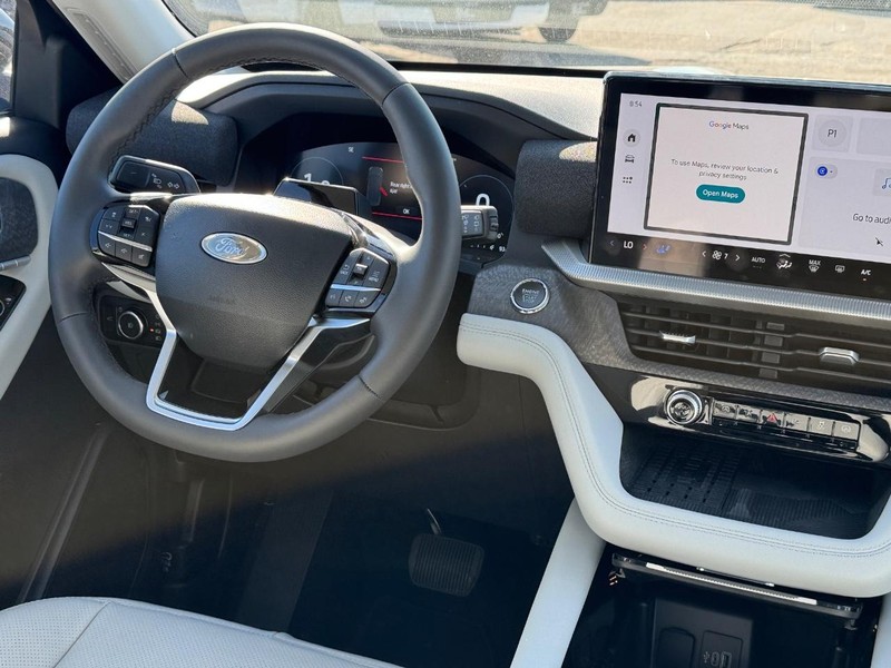 Ford Explorer Vehicle Full-screen Gallery Image 18