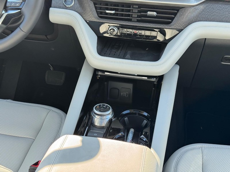 Ford Explorer Vehicle Full-screen Gallery Image 20