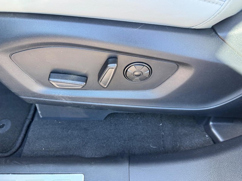 Ford Explorer Vehicle Full-screen Gallery Image 21