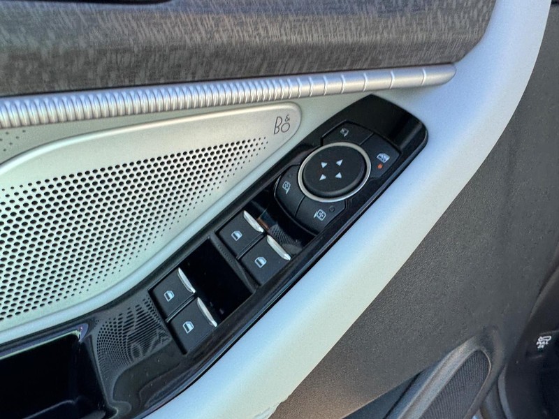 Ford Explorer Vehicle Full-screen Gallery Image 22