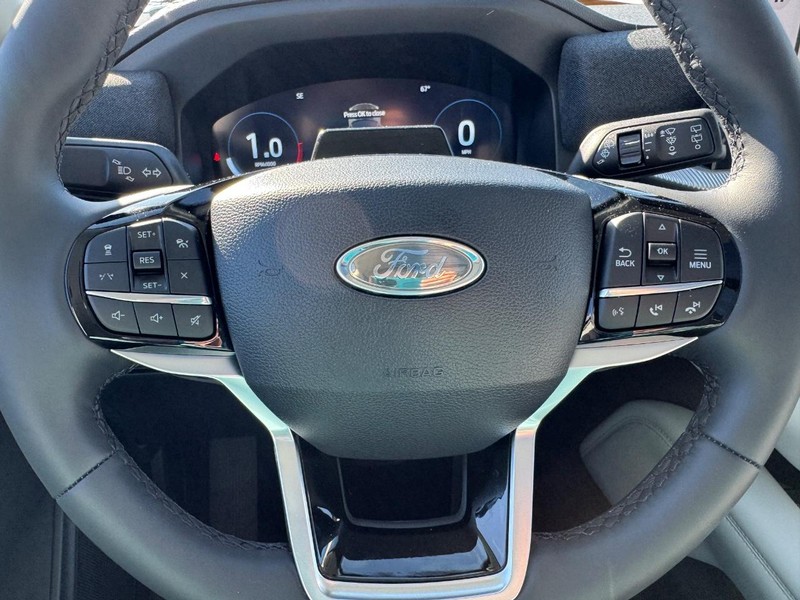 Ford Explorer Vehicle Full-screen Gallery Image 24