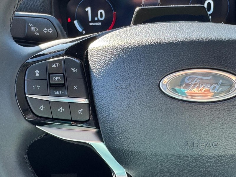 Ford Explorer Vehicle Full-screen Gallery Image 25