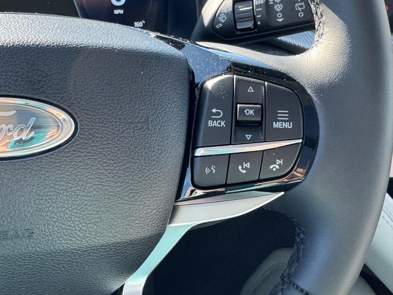 Ford Explorer Vehicle Full-screen Gallery Image 26
