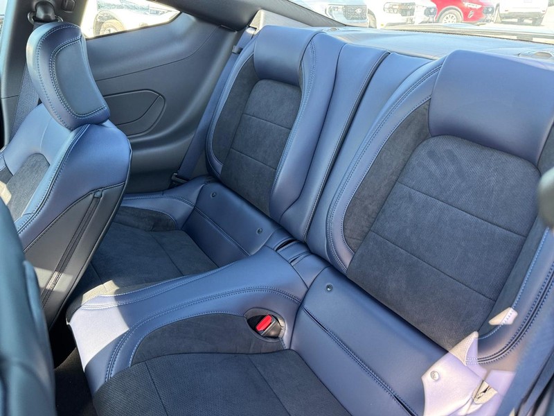 Ford Mustang Vehicle Full-screen Gallery Image 12