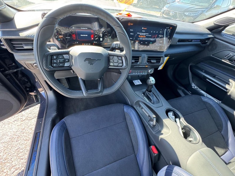 Ford Mustang Vehicle Full-screen Gallery Image 14