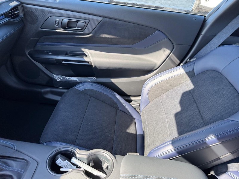 Ford Mustang Vehicle Full-screen Gallery Image 15