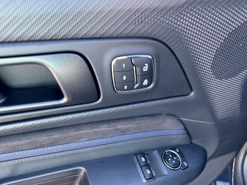 Ford Mustang Vehicle Full-screen Gallery Image 16