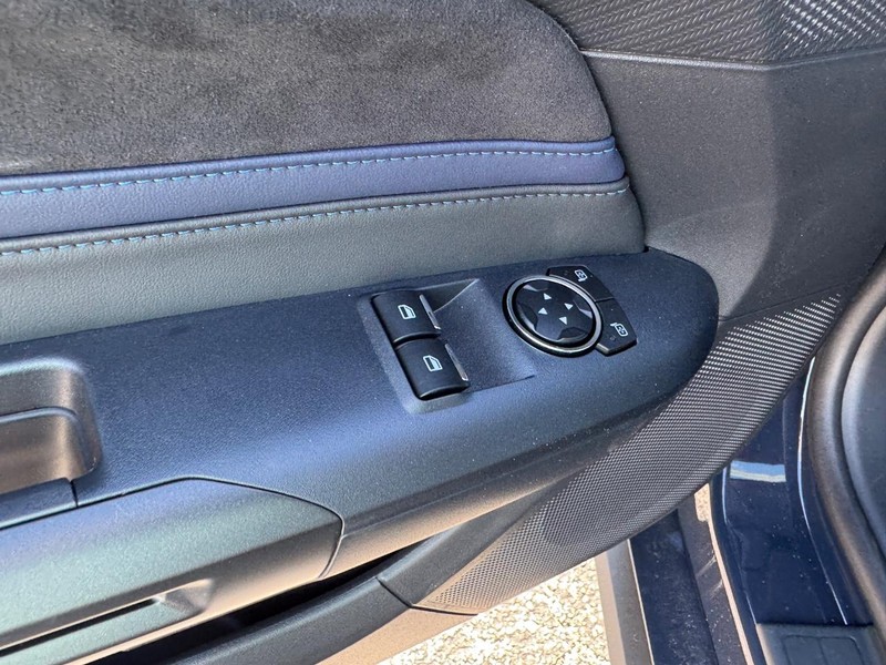 Ford Mustang Vehicle Full-screen Gallery Image 17