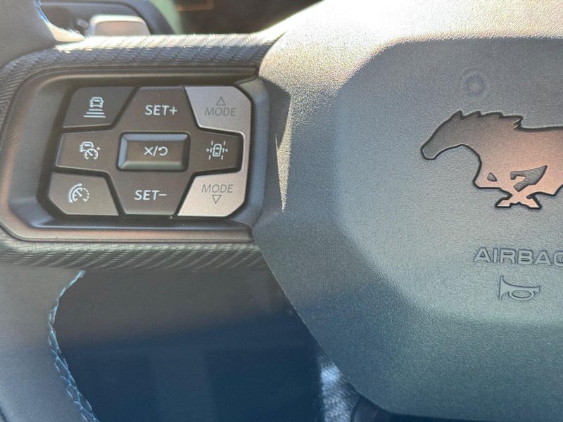 Ford Mustang Vehicle Full-screen Gallery Image 23