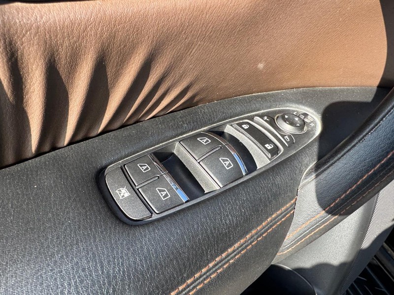 Nissan Armada Vehicle Full-screen Gallery Image 22