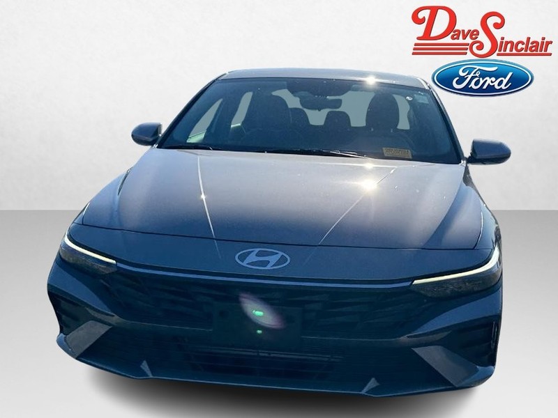 Hyundai Elantra Vehicle Full-screen Gallery Image 02