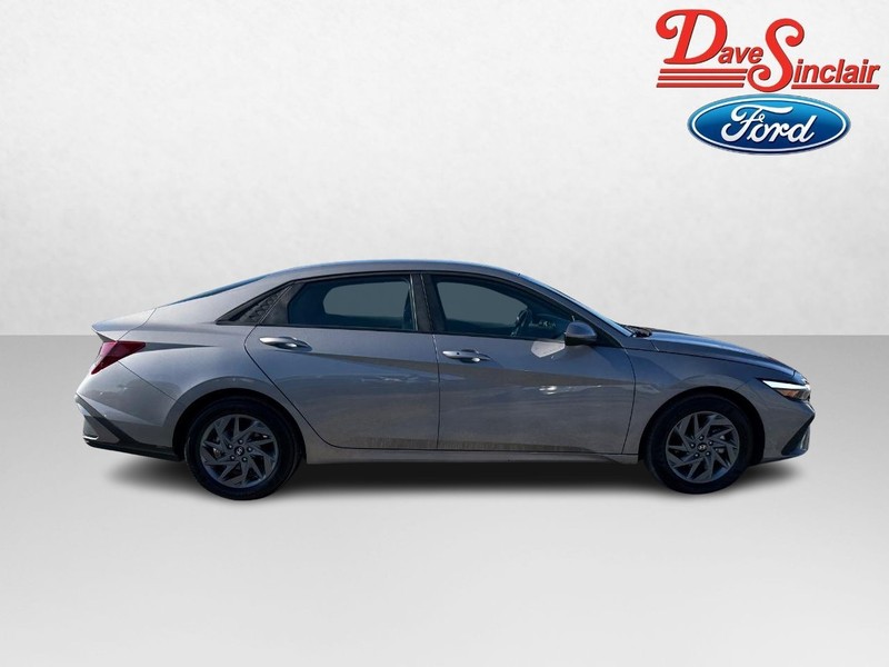 Hyundai Elantra Vehicle Full-screen Gallery Image 05