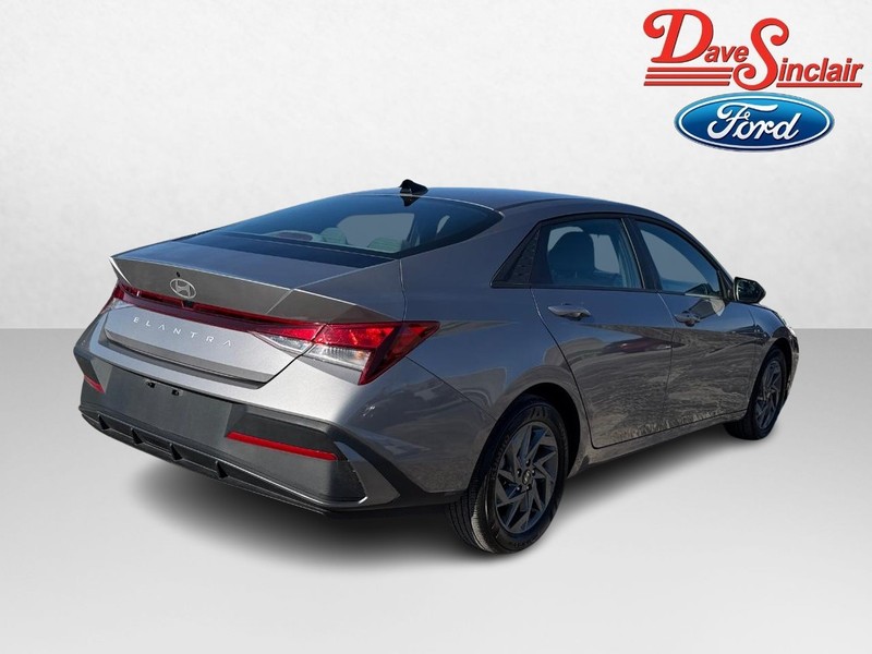Hyundai Elantra Vehicle Full-screen Gallery Image 07