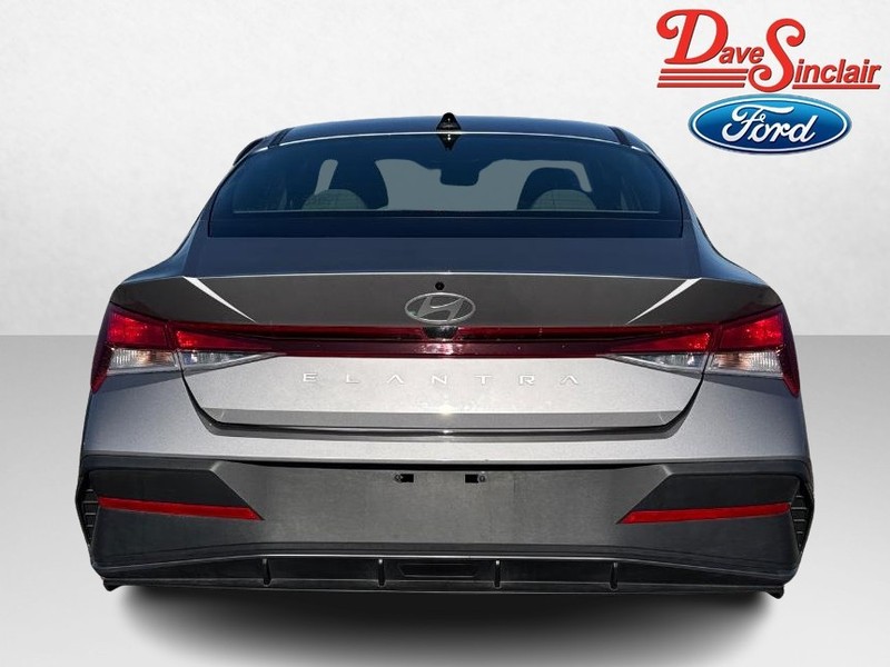 Hyundai Elantra Vehicle Full-screen Gallery Image 08