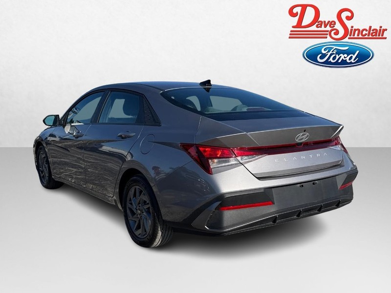 Hyundai Elantra Vehicle Full-screen Gallery Image 09