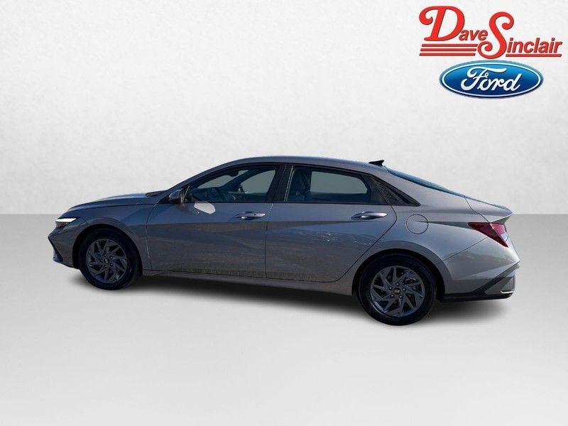 Hyundai Elantra Vehicle Full-screen Gallery Image 10
