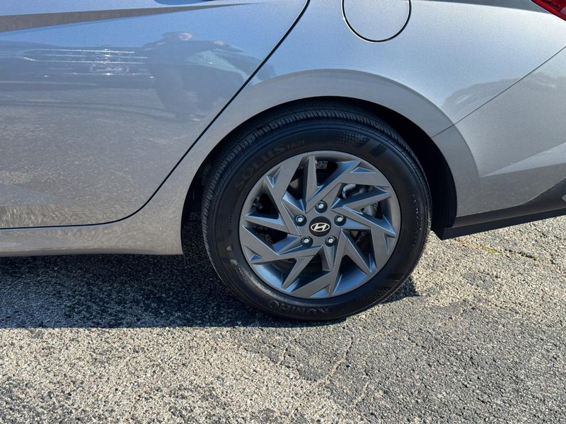 Hyundai Elantra Vehicle Full-screen Gallery Image 11