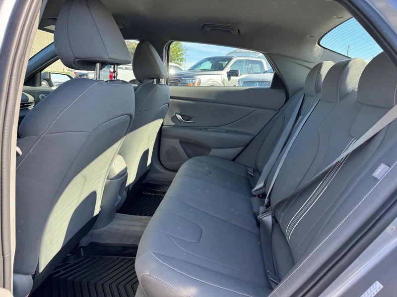 Hyundai Elantra Vehicle Full-screen Gallery Image 12
