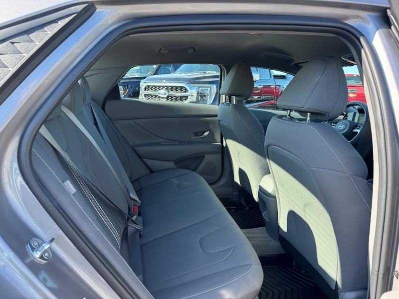 Hyundai Elantra Vehicle Full-screen Gallery Image 13