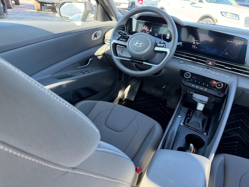 Hyundai Elantra Vehicle Full-screen Gallery Image 14
