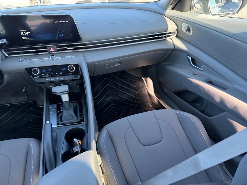 Hyundai Elantra Vehicle Full-screen Gallery Image 16