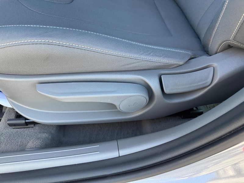 Hyundai Elantra Vehicle Full-screen Gallery Image 17