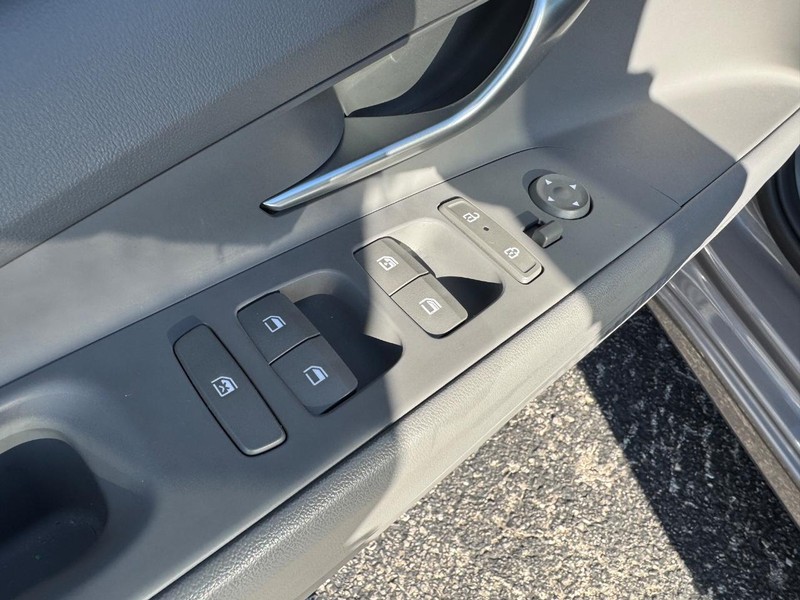 Hyundai Elantra Vehicle Full-screen Gallery Image 18