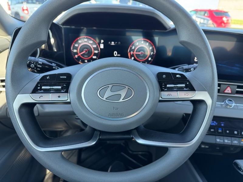 Hyundai Elantra Vehicle Full-screen Gallery Image 19