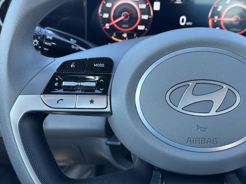 Hyundai Elantra Vehicle Full-screen Gallery Image 20