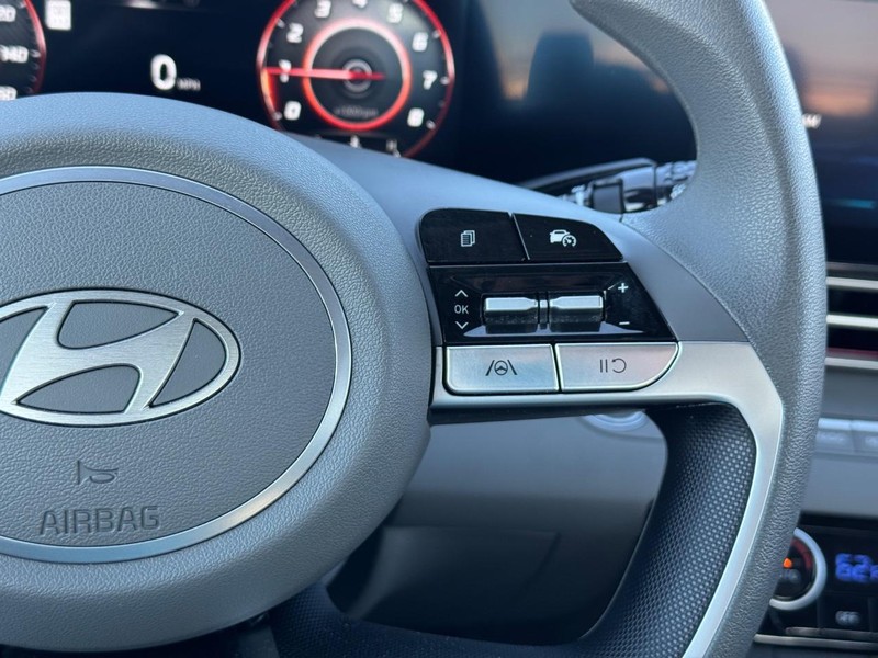 Hyundai Elantra Vehicle Full-screen Gallery Image 21