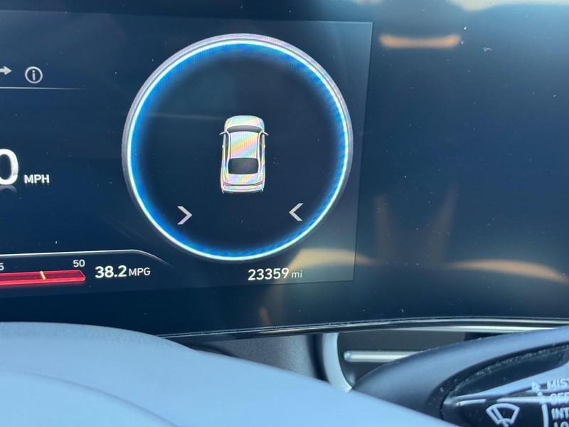 Hyundai Elantra Vehicle Full-screen Gallery Image 23