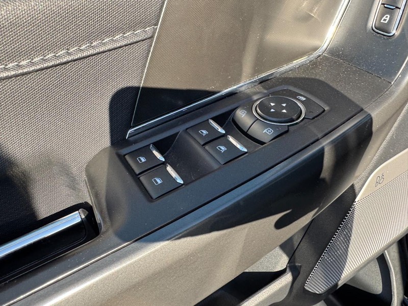 Ford F-150 Vehicle Full-screen Gallery Image 17